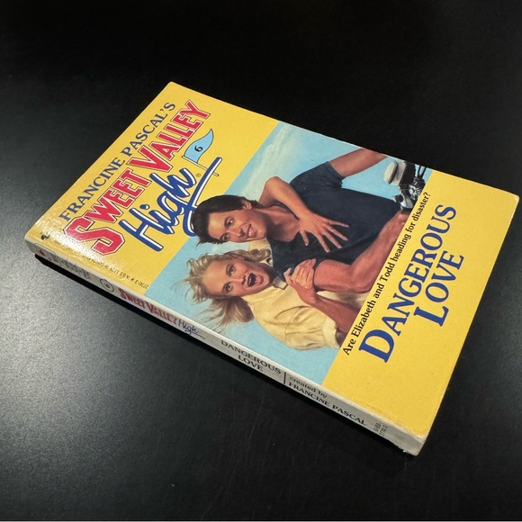 Sweet Valley High #6: Dangerous Love - Vintage Paperback Novel - Picture 3 of 7